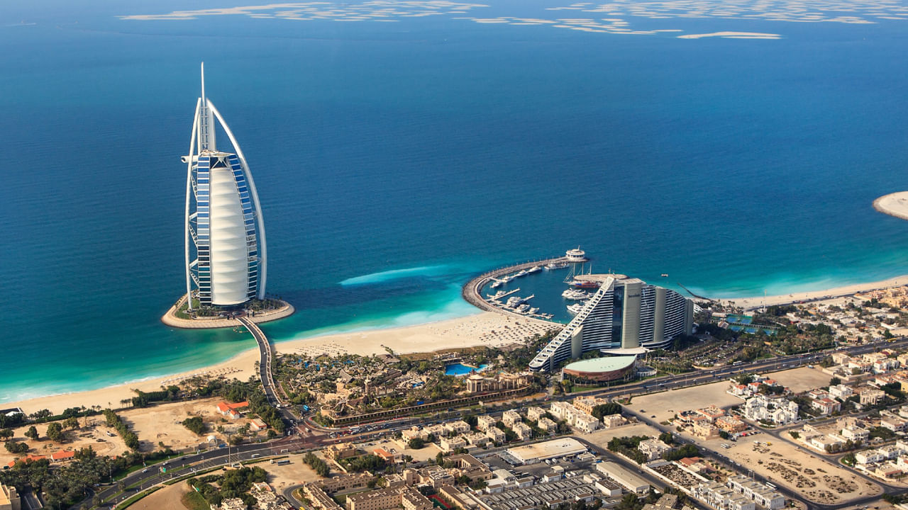 18 సంవత్సరాలు, అంతకంటే ఎక్కువ వయస్సు ఉన్న భారతీయ పాస్‌పోర్ట్ హోల్డర్లు దుబాయ్‎ 2 సంవత్సరాల వర్క్ వీసాకు ఈ సందర్భాలలో అర్హులు. అవేంటంటే.. దుబాయ్‌లోని కంపెనీలో చెల్లుబాటు అయ్యే ఉద్యోగ ఆఫర్‌ను కలిగి ఉండండి. ఉద్యోగ అవసరాలకు అనుగుణంగా కనీస విద్యార్హత కలిగి ఉండాలి. వైద్యపరమైన ఫిట్‌నెస్, 6 నెలల చెల్లుబాటుతో చెల్లుబాటు అయ్యే పాస్‌పోర్ట్ కలిగి ఉండాలి.