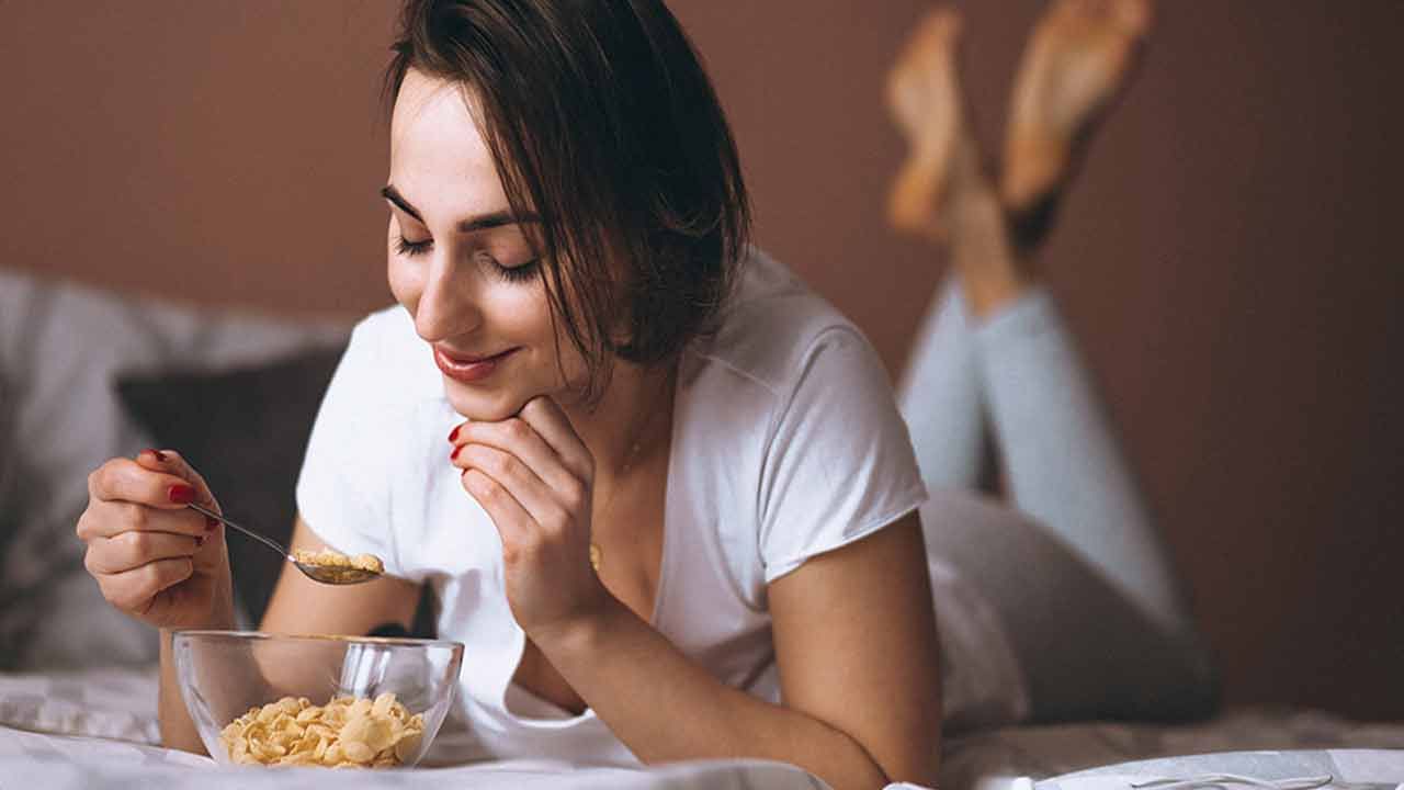 Eating on Bed: మంచం మీద కూర్చుని తింటే ఇంట్లో పెద్దోళ్లు ఎందుకు తిడతారో తెలుసా? అసలు కారణం ఇదే