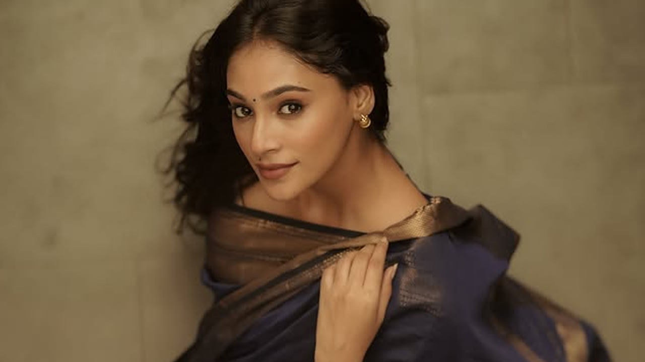 28 సెప్టెంబర్ 1998న తమిళనాడులోని తిరుచిరాపల్లిలో ఓ హిందూ కుటుంబంలో జన్మించింది వయ్యారి భామ అనుక్రీతి వాస్. ఈ బ్యూటీ ఏడు సంవత్సరాల వయస్సులో తన తల్లిదండ్రలు విడిపోయారు. కేరళకు చెందిన ఆమె తల్లి సెలీనా వద్ద పెరిగింది.