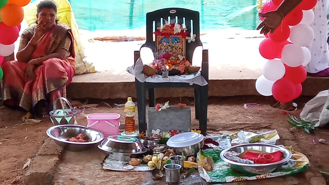 ఏలూరు: భారత దేశంలో ప్రతి గ్రామంలో పెద్దఎత్తున జరిగే పండుగ శ్రీ రామ నవమి . గ్రామంలోని రామాలయాలు , హనుమతుని గుడులు , మందిరాలలో మాత్రమె కాదు చలువ పదిల్లు వేసి సీతా రాముల విగ్రహాలను అందులో ఉంచి పూజలు చేస్తుంటారు. సీతా రాముల కళ్యాణం జరిపించి పానకం , వడపప్పు ప్రసాదం గా  తీసుకుంటారు. ఐతే ఏలూరు ఏజెన్సిలో  ఉత్సవ విగ్రహాలకు బదులు చెట్ల మానులనే దేవతలుగా కొలవడం అనేక సంవత్సరాలుగా అనవాటిగా వస్తుంది. బుట్టాయగూడెం మండలంలో ఉన్న లక్ష్మీపురంలో శ్రీరామ నవమి వేడుకలు అంగరంగ వైభవంగా గిరిజనుల సాంప్రదాయ పద్ధతుల్లో చేస్తారు. 