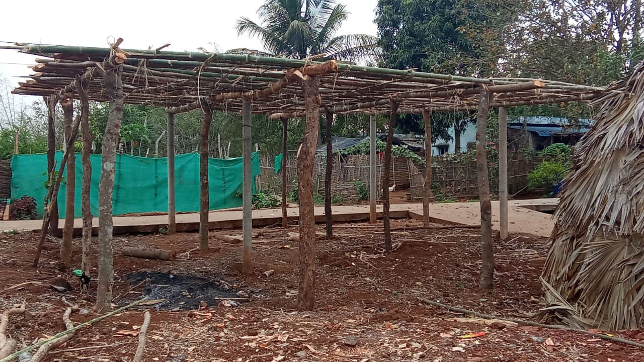 ఈ గ్రామ ఇలవేల్పు గంగానమ్మ. ఆ  అమ్మ కు ఎక్కువగా  పూజలు చేస్తారు. అయితే గంగానమ్మ అమ్మవారు తరువాత గిరిజనులు ఇష్టంగా  శ్రీరాముడు, సీత, లక్ష్మణుడు, ఆంజనేయుడినే అత్యంత భక్తి శ్రద్ధలతో పూజిస్తారు. అయితే వీరికి  విగ్రహాలు  మాత్రం పెట్టరు.  శ్రీరామనవమికి ముందు రోజు గ్రామస్తుల్లో పెద్దలు, యువకులు అడవిలోకి వెళ్లి 4 రకాల చెట్ల మానులు సేకరించి వాటిని ప్రత్యేక రూపంలో మలిచి ఘనంగా పూజలు చేస్తుంటారు. తరతరాలుగా వస్తున్న ఈ సంప్రదాయం  ఈ సారి మారింది.  