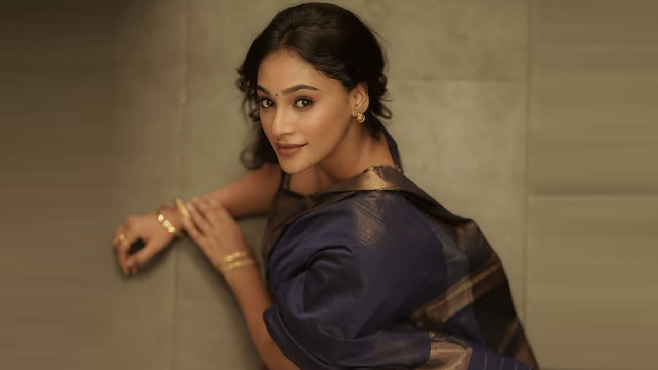 తిరుచిరాపల్లిలోని మాంట్‌ఫోర్ట్ స్కూల్‌లో చదివింది. సీనియర్ సెకండరీ విద్యను R. S. కృష్ణన్ హయ్యర్ సెకండరీ స్కూల్ లో పూర్తి చేసింది. ప్రస్తుతం తమిళనాడు రాజధాని చెన్నైలోని లయోలా కాలేజీలో ఫ్రెంచ్ సాహిత్యంలో BA డిగ్రీని అభ్యసిస్తుంది ఈ భామ.