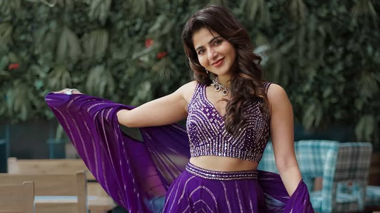 SRM ఇన్స్టిట్యూట్ ఆఫ్ సైన్స్ అండ్ టెక్నాలజీ నుండి ఇన్స్ట్రుమెంటేషన్ ఇంజనీరింగ్ పట్టా పొందింది ఈ బ్యూటీ. బాలాజీ మోహన్ దర్శకత్వంలో కధలిల్ సోదప్పువదు యెప్పడి అనే తమిళ చిత్రంతో చలనచిత్ర అరంగేట్రం చేసింది ఈ వయ్యారి.