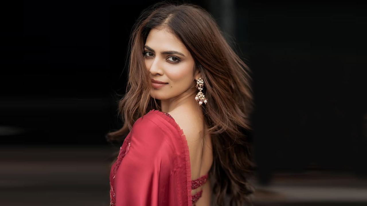 సౌత్‌ హీరోయినే అయినా.. గ్లామర్ విషయంలో నార్త్ బ్యూటీస్‌కు కూడా పోటి ఇచ్చే అందాల భామ మాళవిక మోహనన్‌. కెరీర్‌లో బిగ్ సక్సెస్‌లు లేకపోయినా.. ఫిలిం సర్కిల్స్‌లో ఈ బ్యూటీ పేరు గట్టిగానే వినిపిస్తుంటుంది. తాజాగా సోషల్ మీడియా వేదిక ఈ కోమలి షేర్ చేసిన ఫోటోలు తెగ వైరల్ అవుతున్నాయి. మీరు కూడా ఈ ఫోటోలపై ఓ లుక్కేయండి.