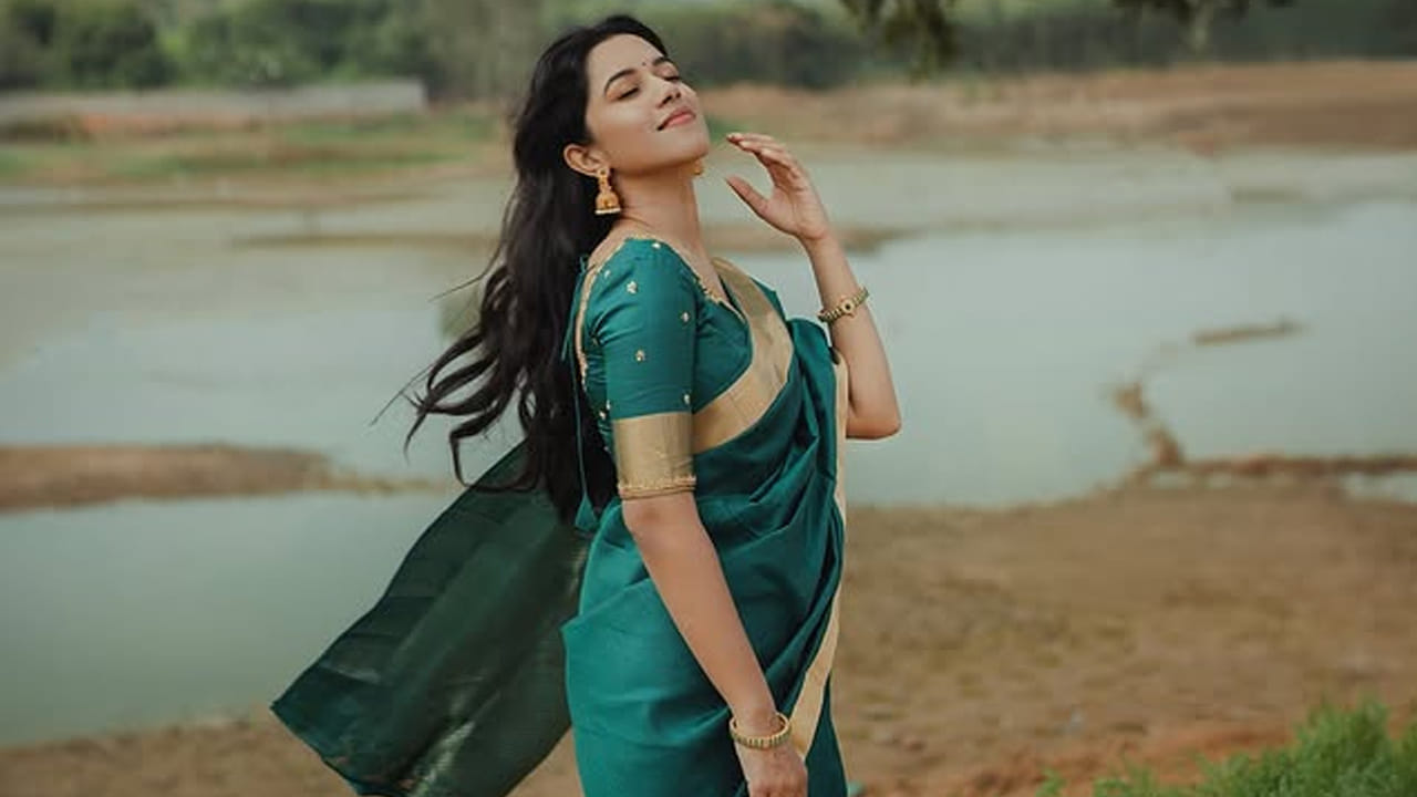 తమిళం, తెలుగు భాషలలో సుపరిచితురాలు. డబ్స్మాష్ వీడియోలను అప్‌లోడ్ చేస్తూ సోషల్ మీడియాలో పేరు తెచ్చుకుంది. దర్శకుడు త్యాగరాజన్ కుమారరాజా ఆమె వీడియోలలో ఒకదాన్ని చూసి తనను ఆడిషన్ కోసం పిలిచి తన సినిమాలో ఎంపిక చేసారు.