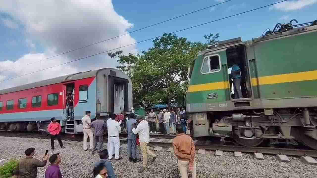 Andhra Pradesh: ఫలక్ నుమా ఎక్స్ ప్రెస్ కు భారీ ప్రమాదం..! రెండు ముక్కలుగా విడిపోయిన భోగీలు..