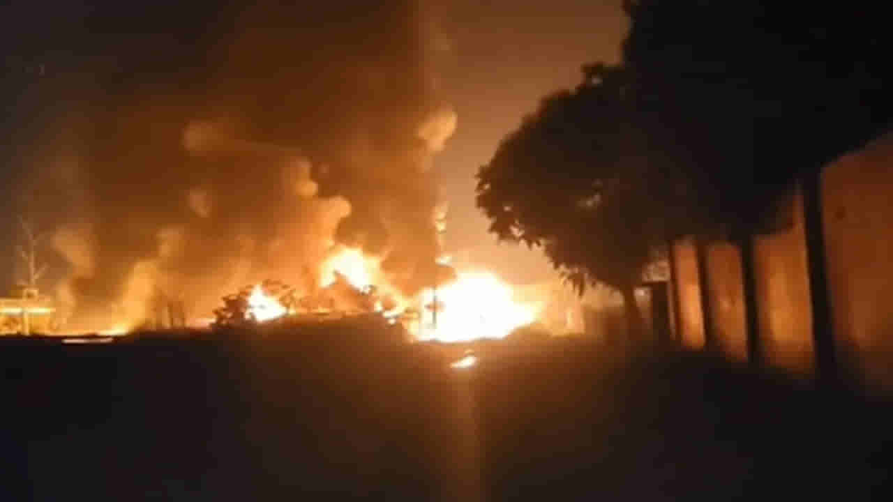 కెమికల్ ఫ్యాక్టరీలో భారీ అగ్నిప్రమాదం! మంటల్లో చిక్కుకున్న..