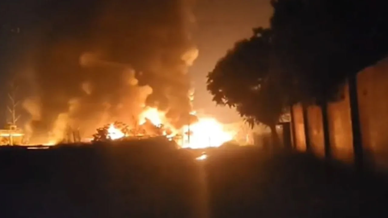 కెమికల్ ఫ్యాక్టరీలో భారీ అగ్నిప్రమాదం! మంటల్లో చిక్కుకున్న..