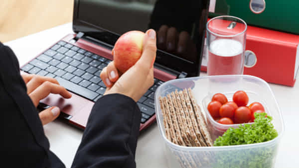 Healthy Snacks: 8 గంటల పనిని 4 గంటల్లో పూర్తి చేసేయాలా.. మీ వర్క్ ఫోకస్ పెంచే సీక్రెట్ ఫుడ్స్ ఇవి..