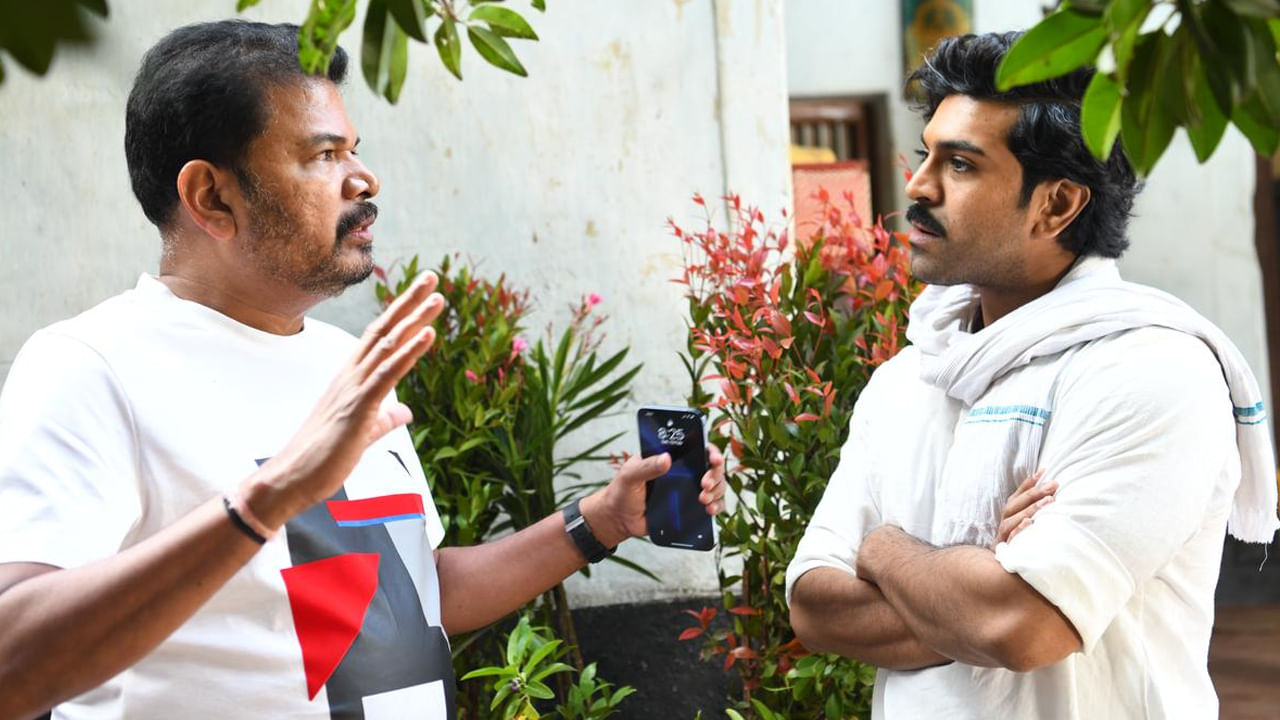 పైగా గేమ్ ఛేంజర్ ఫుటేజ్ 5 గంటలు అంటూ శంకర్ చేసిన కామెంట్స్ ఆయన్ని మరింత బ్యాడ్ చేసాయి. ఇంత పెద్ద దర్శకుడై అయ్యుండి.. ఆ మాత్రం ప్లానింగ్ లేకుండా సినిమా ఎలా చేస్తారంటూ సెటైర్ల వర్షం కురిసింది.