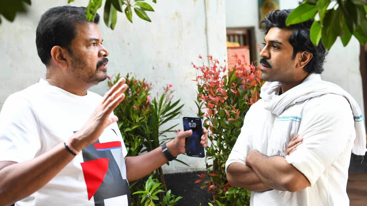 పైగా గేమ్ ఛేంజర్ ఫుటేజ్ 5 గంటలు అంటూ శంకర్ చేసిన కామెంట్స్ ఆయన్ని మరింత బ్యాడ్ చేసాయి. ఇంత పెద్ద దర్శకుడై అయ్యుండి.. ఆ మాత్రం ప్లానింగ్ లేకుండా సినిమా ఎలా చేస్తారంటూ సెటైర్ల వర్షం కురిసింది.