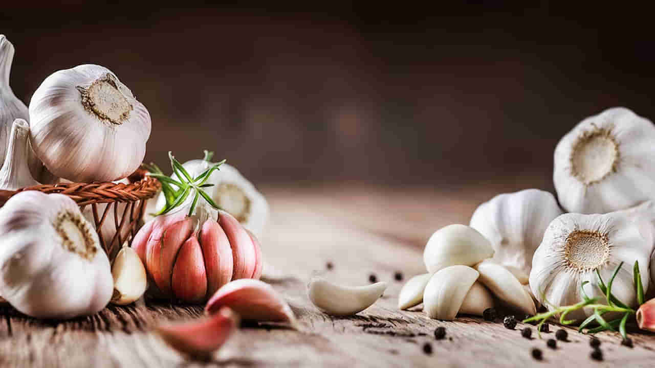 Garlic Peel: వెల్లుల్లి తొక్కలు పడేస్తున్నారా? ఆగండాగండీ.. ఈ విషయం తెలిస్తే భద్రంగా దాచేస్తారు..