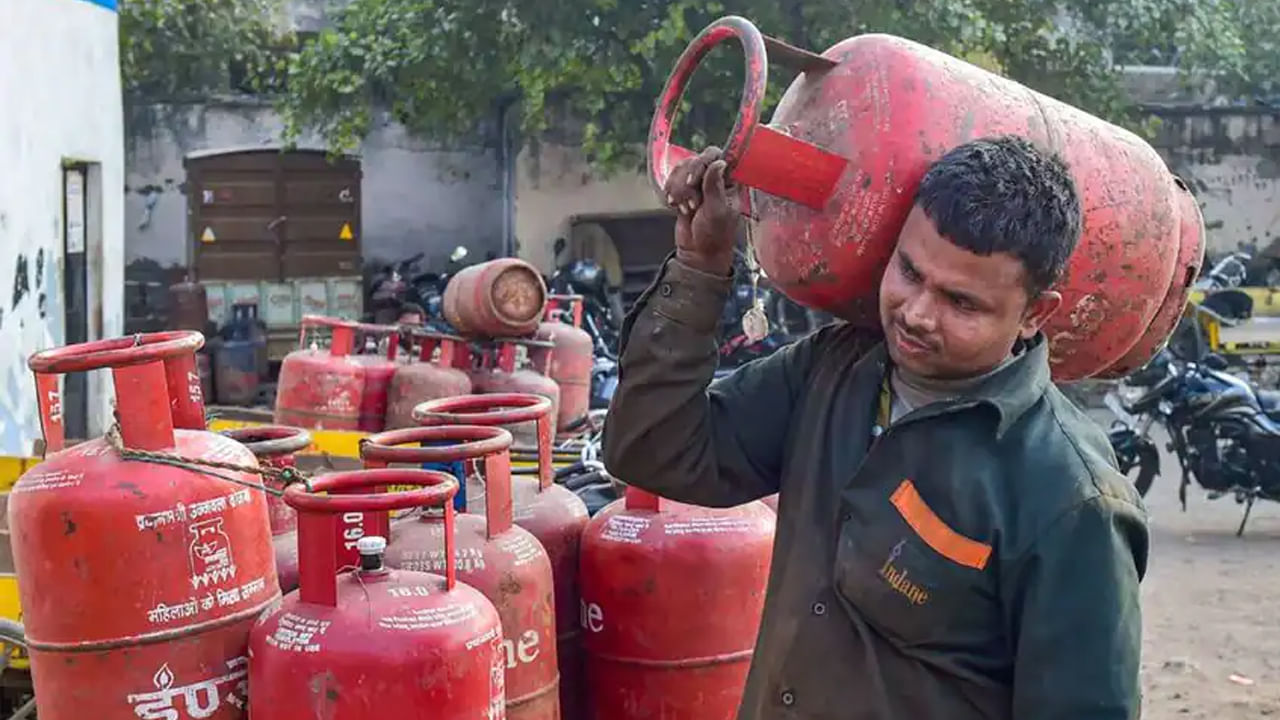 LPG Cylinder Price: సామాన్యుడికి బిగ్ షాక్.. వంట గ్యాస్ ధర పెంపు!