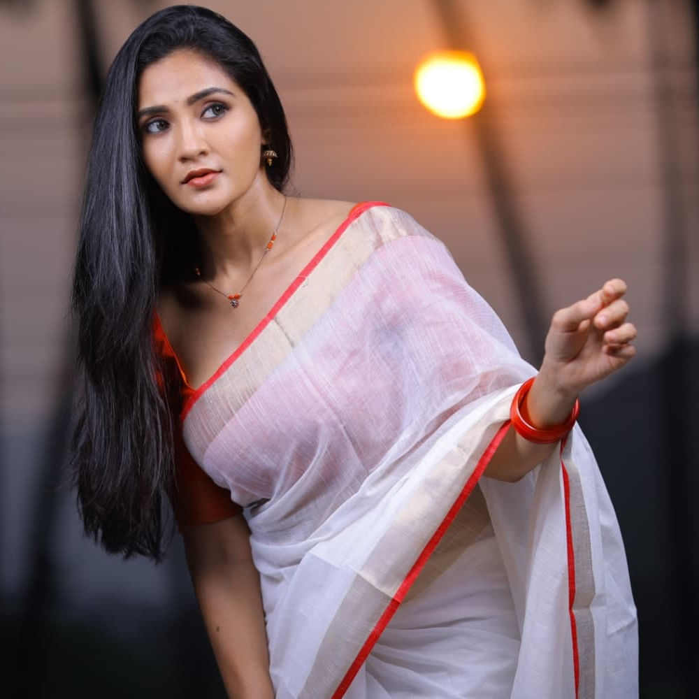 తనే కార్తీక దీపం 2 ఫేమ్ జ్యోత్స్న అలియాస్ గాయత్రి సింహాద్రి. ఈ సీరియల్లో పవర్ ఫుల్ విలన్ పాత్రలో నటిస్తూ మంచి ఫాలోయింగ్ సంపాదించుకుంది.  కానీ నెట్టింట మాత్రం ఈ అమ్మడు గ్లామర్ అరాచకం. 