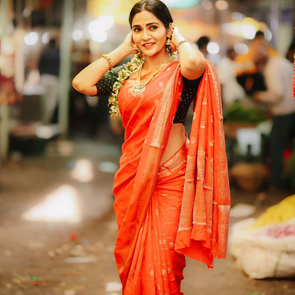 ఇప్పటికే పల్లకిలో పెళ్లి కూతురు, త్రినయని సీరియల్స్ ద్వారా తెలుగు జనాలను అలరించింది. హీరోయిన్ కావాలనుకున్న గాయత్రి సింహాద్రి అనుకోకుండా సీరియల్లోకి ఎంట్రీ ఇచ్చింది. అయితే హీరోయిన్ గా కాకుండా విలన్ పాత్రలతోనే ఫేమస్ అయ్యింది. 