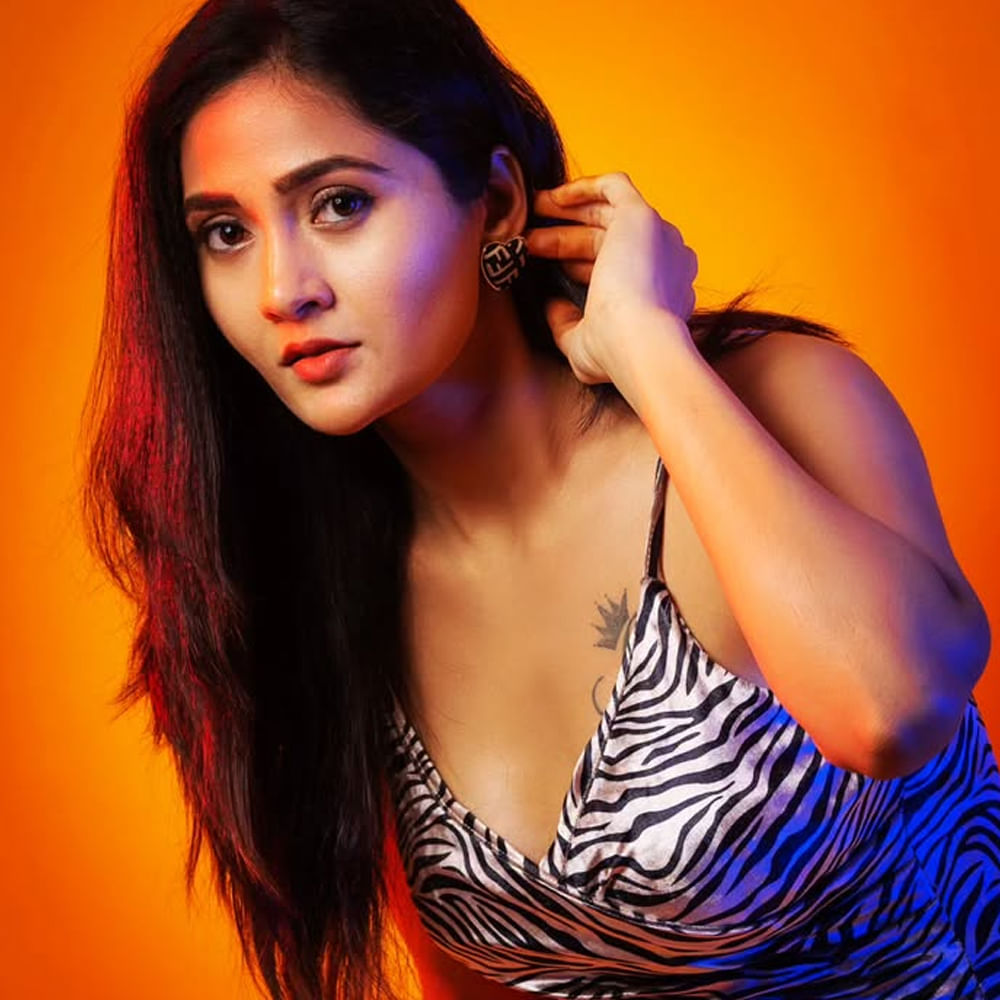 ప్రస్తుతం కార్తీక దీపం 2 సీరియల్లో విలన్ పాత్రలో మెప్పిస్తుంది. అలాగే ఇటు సోషల్ మీడియాలో గ్లామర్ ఫోటోలతో నెటిజన్లను మెస్మరైజ్ చేస్తుంది. తాజాగా ఈ అమ్మడు ఫోటోను నెట్టింట తెగ వైరలవుతుంది