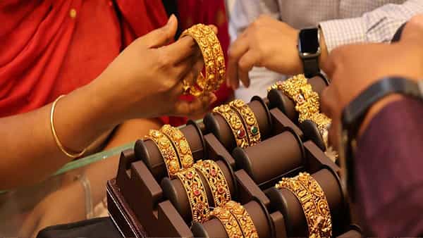 Gold investment: బంగారంలో పెట్టుబడికి ఇదే మంచి సమయం.. ఆర్థిక నిపుణులు ఏం చెబుతున్నారంటే..?