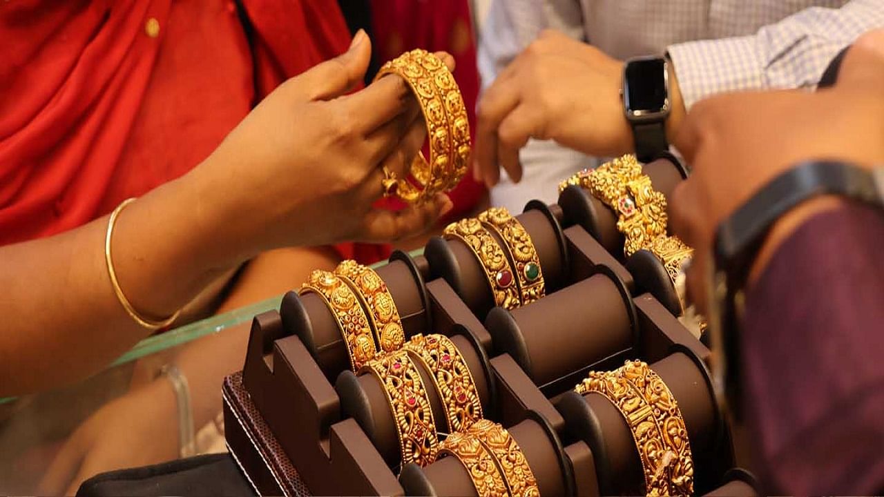 Gold investment: బంగారంలో పెట్టుబడికి ఇదే మంచి సమయం.. ఆర్థిక నిపుణులు ఏం చెబుతున్నారంటే..?