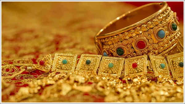 Gold Rate Today: గుడ్ న్యూస్.. తగ్గిన బంగారం, వెండి ధరలు.. తెలుగు రాష్ట్రాల్లో రేట్లు ఎలా ఉన్నాయంటే..
