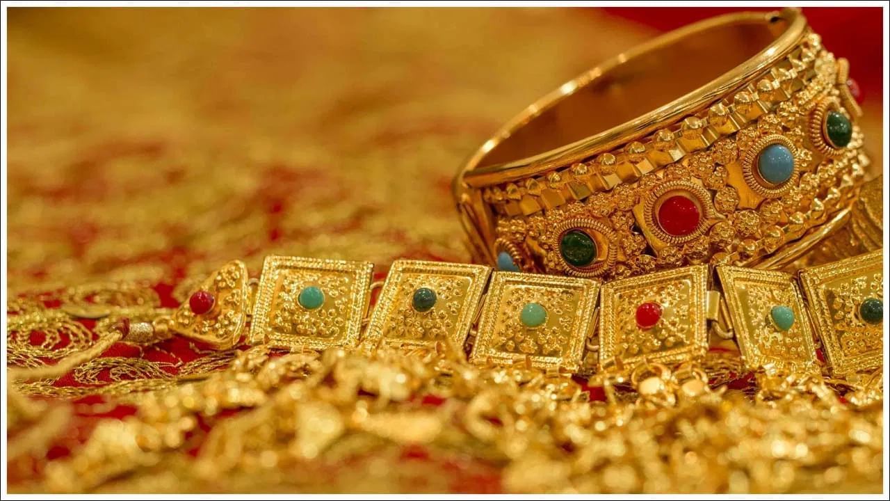 Gold Rate Today: పసిడి ప్రియులకు అలర్ట్.. తగ్గిన బంగారం, వెండి ధరలు.. తులం ఎంత ఉందంటే..