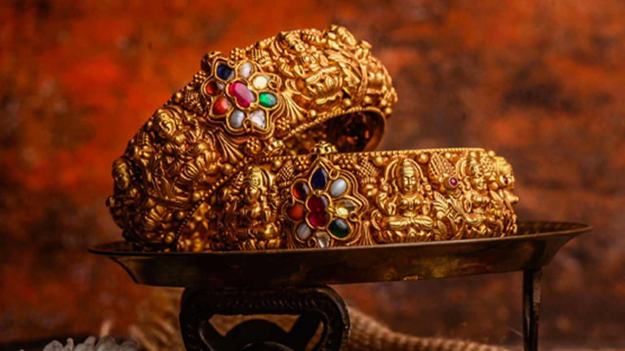 Gold and Silver Prices Today: నేడు స్వల్పంగా దిగి వచ్చిన పసిడి ధర, అదే బాటలో వెండి.. ప్రధాన నగరాల్లో ధరలు ఎలా ఉన్నాయంటే..