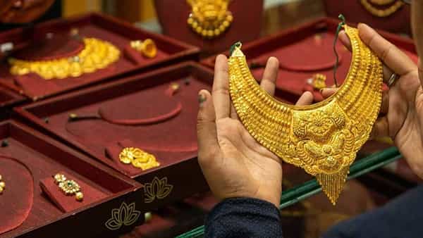 Gold Price Today: మళ్లీ పెరుగుతున్న బంగారం ధరలు.. తులం ధర ఎంతో తెలుసా..?