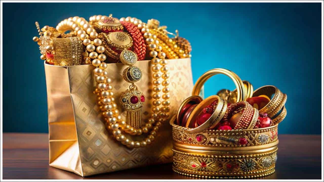 బంగారం ధర ఎందుకు పెరిగింది?: అమెరికా, చైనా మధ్య ప్రస్తుతం నెలకొన్న వాణిజ్య ప్రతిష్టంభన కొంతకాలం కొనసాగవచ్చని అమెరికా ట్రెజరీ కార్యదర్శి స్కాట్ బెస్సెంట్ బుధవారం అన్నారు. ఇది కాకుండా అమెరికా అధ్యక్షుడు డొనాల్డ్ ట్రంప్ రాబోయే రెండు, మూడు వారాల్లో చైనాకు కొత్త సుంకాల రేట్లు అందుకోవచ్చని సూచించారు. సాంకేతిక దిద్దుబాటు కారణంగా బంగారం ధర ఆల్ టైమ్ గరిష్ట స్థాయిల నుండి పడిపోయిన తర్వాత ట్రంప్, బెసెంట్ వ్యాఖ్యలు సురక్షితమైన ఆస్తిగా బులియన్ డిమాండ్ను పునరుద్ధరించడానికి సహాయపడ్డాయని కమోడిటీ మార్కెట్ నిపుణులు అంటున్నారు.