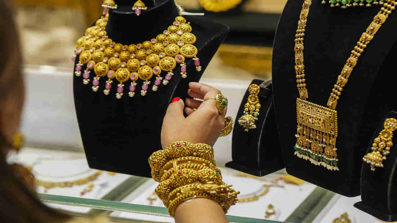 Gold Price Today: బంగారం ప్రియులకు బ్యాడ్‌ న్యూస్‌.. తులం గోల్డ్‌ ఎంత పెరిగిందో తెలిస్తే షాకవుతారు