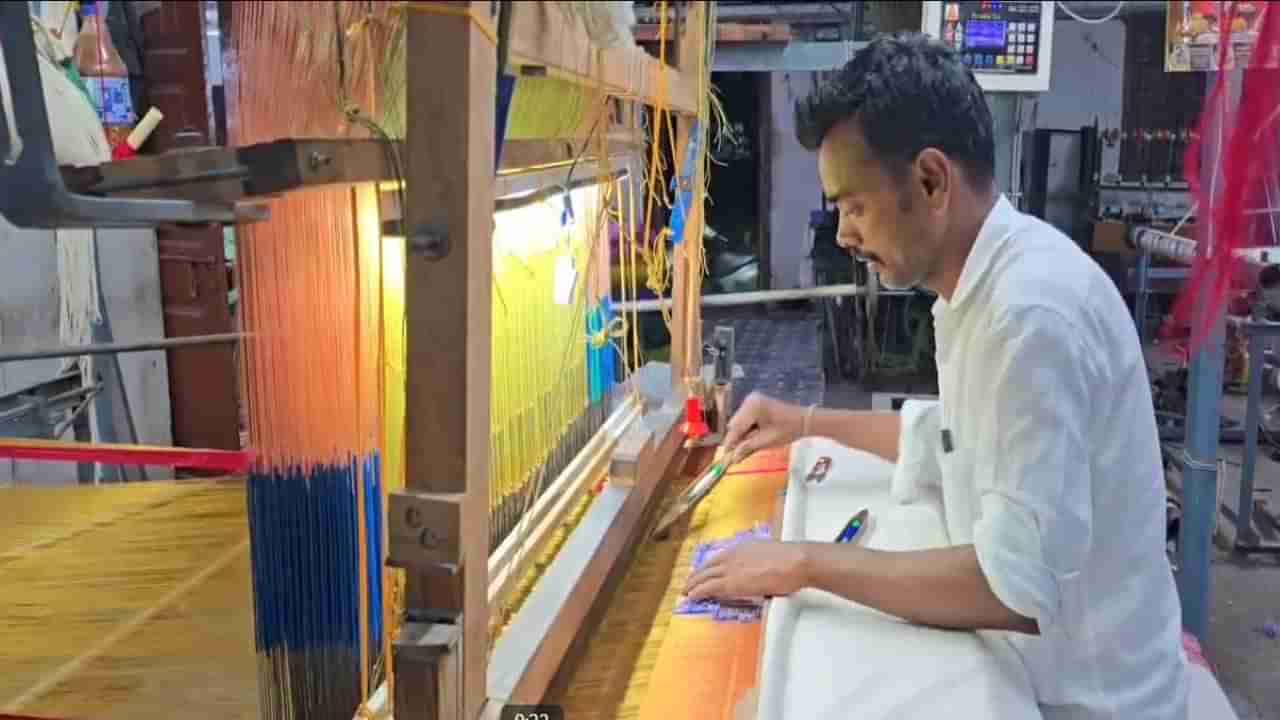 భద్రాద్రి సీతమ్మవారికి సిరిసిల్ల నేతన్న కానుక.. బంగారు పట్టు చీర..!