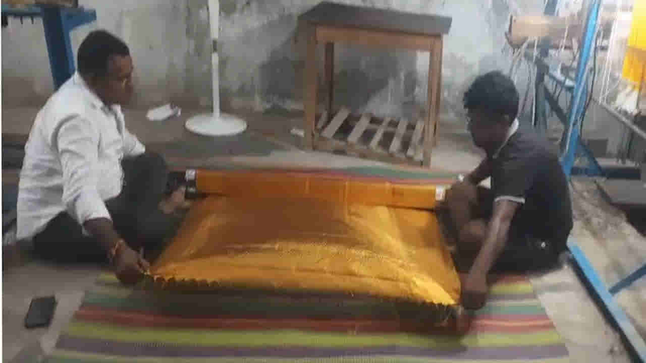 GOLDEN SAREE: సిరిసిల్ల నేతన్న అద్భుతం..రూ.2.80లక్షలతో బంగారు చీర