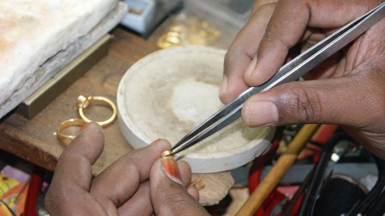 పెరిగిన బంగారు ధరలతో డీలాపడ్డ స్వర్ణకారులు.. ఉపాధి లేక ఉసూరు మంటున్న కుటుంబాలు