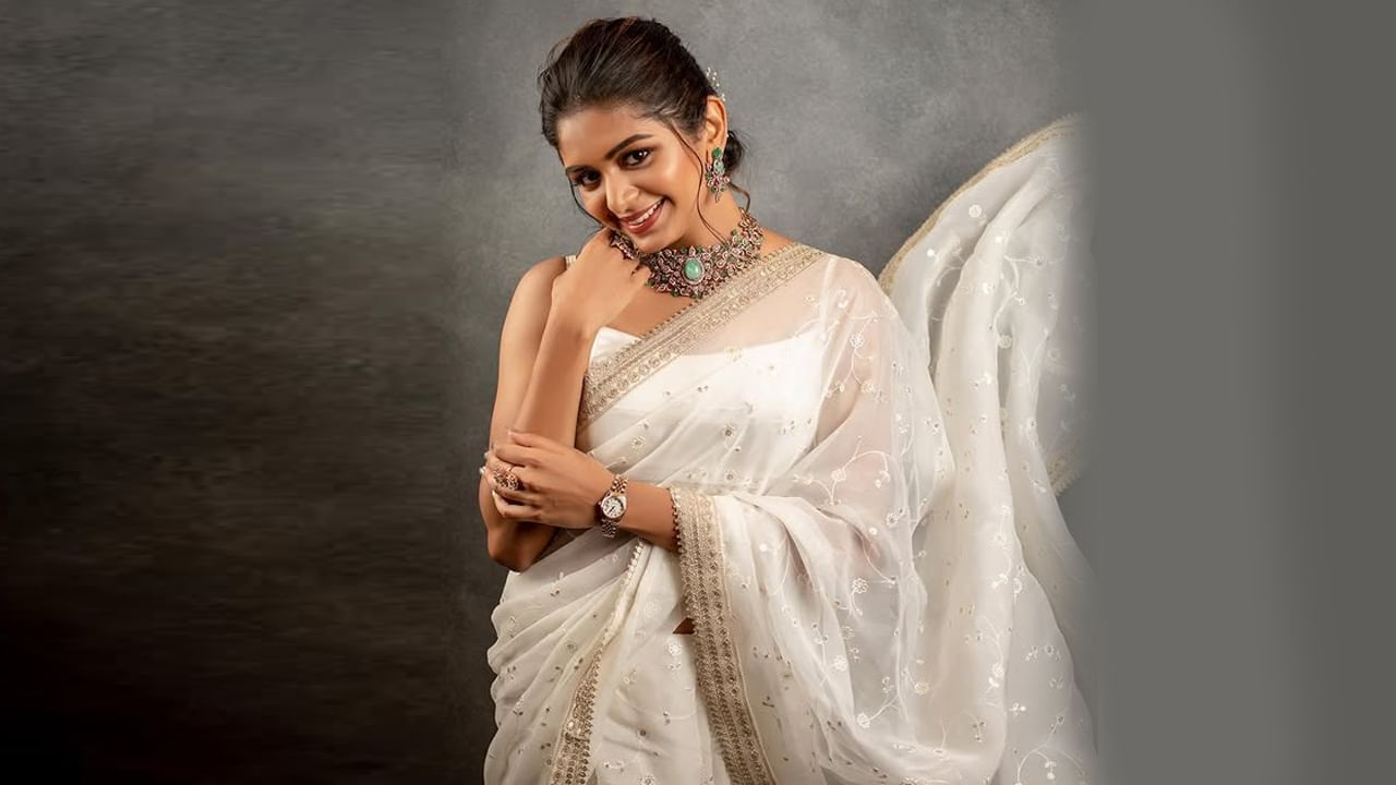 2022లో శివకార్తికేయన్ సరసన తమిళ మసాలా చిత్రం విరుమాన్ సినిమాతో కథానాయకిగా చలనచిత్ర అరంగేట్రం చేసింది. ఈ సినిమాలో ఈ వయ్యారి నటనకి ఉత్తమ తొలి నటిగా SIIMA అవార్డు గెలుచుకుంది. ఇది తెలుగులో మహావీరుడిగా విడుదలైంది.