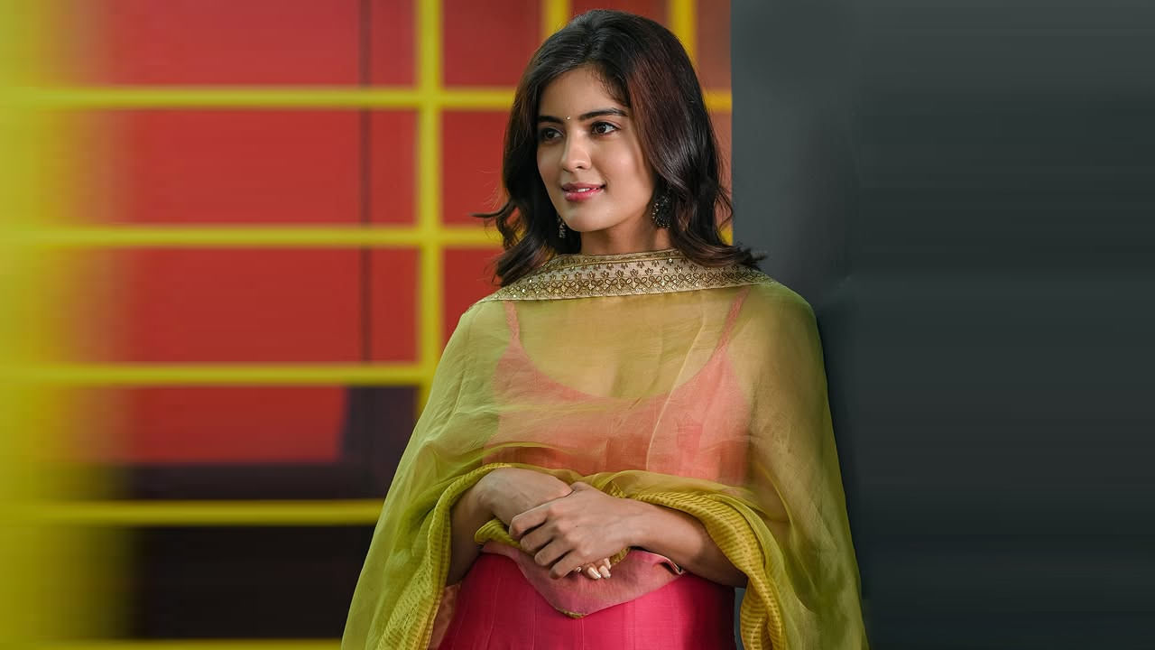 తర్వాత కాళిలో విజయ్ ఆంటోని సరసన ప్రధాన పాత్ర పోషించింది. 2019లో వినయ్ రాజ్‌కుమార్ నటించిన గ్రామాయణంతో కన్నడలో అరంగేట్రం చేయాల్సింది. కానీ నిర్మాతకు కోవిడ్ రావడంతో ప్రాజెక్ట్ ఆగిపోయింది. అదే ఆమె అట్లీ దర్శకత్వంవచ్చిన విజయ్‌ దళపతి  బిగిల్ సినిమాలో తమిళనాడు ఫుట్‌బాల్ జట్టు కెప్టెన్ తెండ్రాల్ పాత్రను పోషించింది.