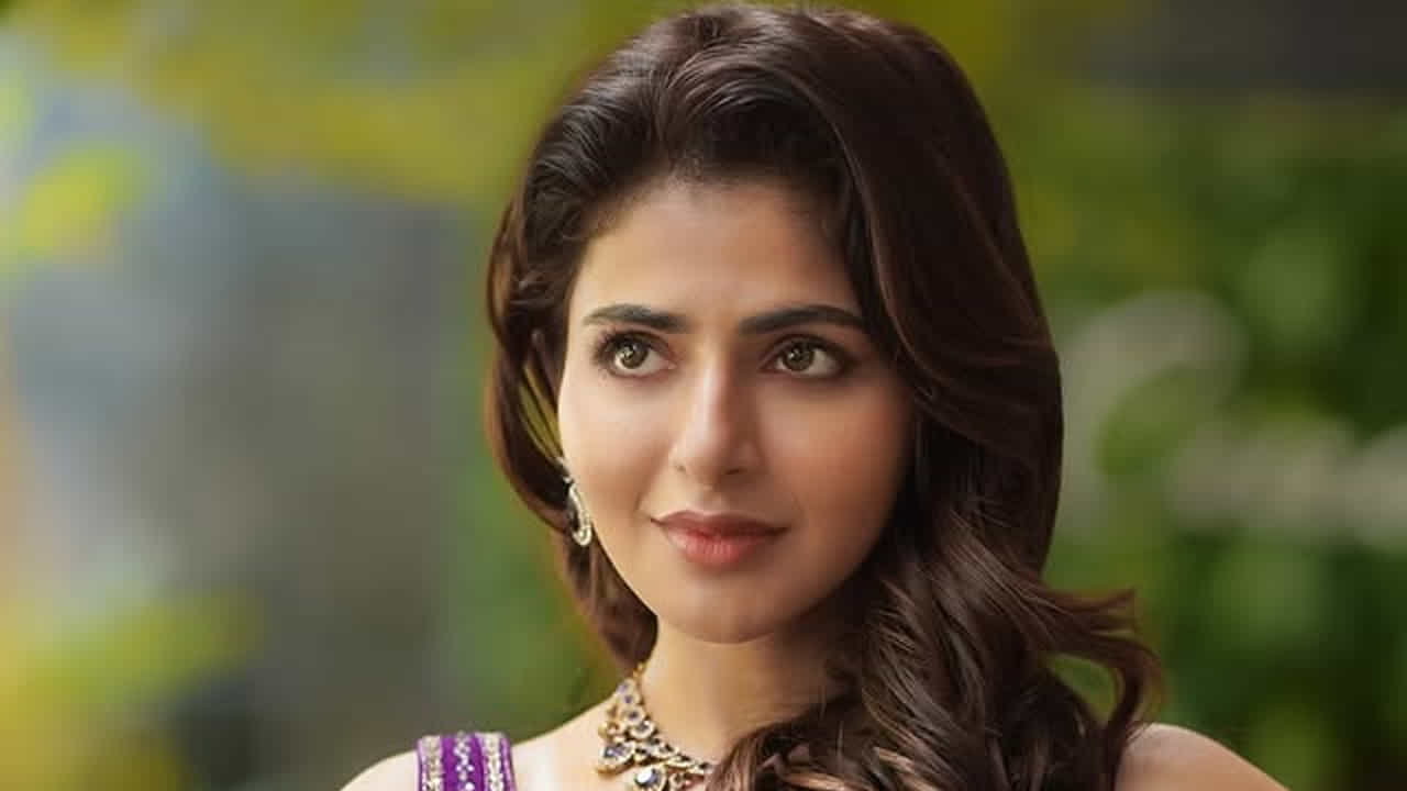 తర్వాత తమిళ రొమాంటిక్ డ్రామా చిత్రం యాపిల్ పెన్నేలో తొలిసారిగా కోమలవల్లి అనే పేరుతో కథానాయకిగా నటించింది. 2013లో M.S రమేష్ దర్శకత్వంలో దావసల అనే చిత్రంలో కథానాయకిగా కన్నడ ప్రేక్షకులకు పరిచయం అయింది ఈ వయ్యారి భామ.