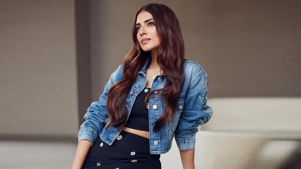 4 ఆగస్టు 1993న కేరళ రాష్ట్రంలోని కన్నూర్ జిల్లాలోని పయ్యనూర్ లో జన్మించింది వయ్యారి భామ మాళవిక మోహనాన్. ప్రముఖ సినిమాటోగ్రాఫర్ కె.యు.మోహనన్ కూతురు ఈ బ్యూటీ. మహారాష్ట్ర రాజధాని ముంబైలో పెరిగింది ఈ ముద్దుగుమ్మ.