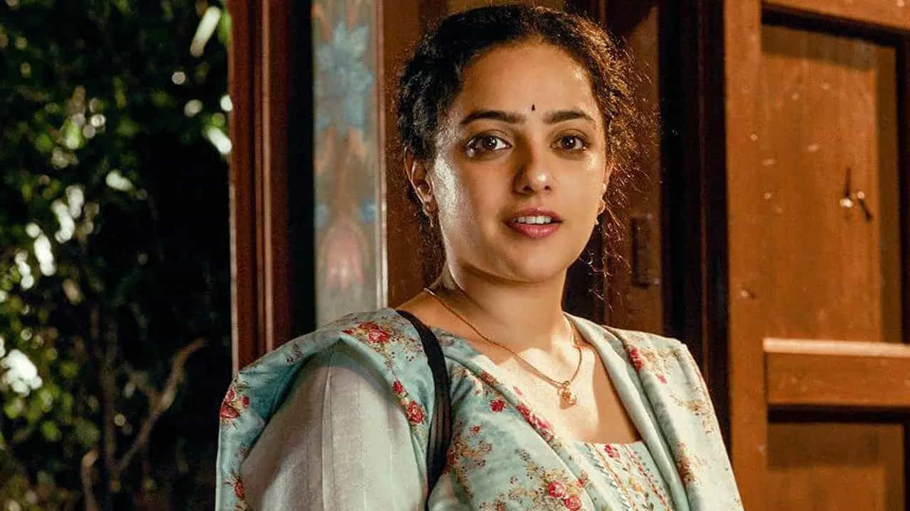 నిత్య ఉంగరాల జుట్టు స్పెషల్గా ఉంటుందని ఇప్పుడు పొగుడుతున్నారు కానీ, ఆ హెయిర్ స్టైల్ గురించి కామెంట్లు చేసిన వారే ఎక్కువట. నీ జుట్టు అలా ఎందుకు ఉందని మొదలుపెట్టి, కనుబొమలు అంత దట్టంగా ఎందుకున్నాయని కంటిన్యూ చేసేవారని గుర్తుచేసుకున్నారు ఈ టాలెంటెడ్ యాక్ట్రెస్.