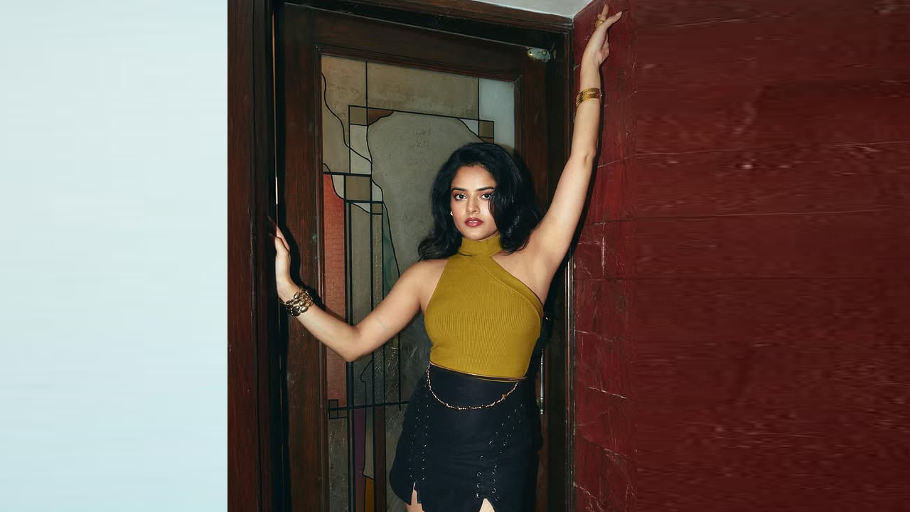 ఎప్పుడు సోషల్ మీడియా యాక్టీవ్ గా ఉంటూ తన మూవీ విషయాలు, ఫోటోషూట్స్ ఆడమానులతో పంచుకుంటూ ఫిదా చేస్తుంది. అలాగే తాజాగా ఈ వయ్యారి భామా షేర్ చేసిన ఫోటోలను సోషల్ మీడియా తెగ వైరల్ చేస్తున్న కుర్రాళ్ల. 