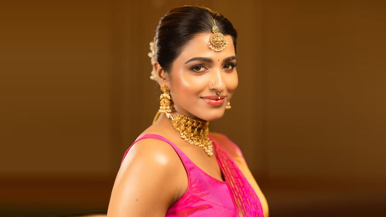 తమిళంలో ఎన్నో హిట్ సినిమాల్లో నటించినప్పటికీ కబాలి సినిమాలో రజినీకాంత్ కూతురు పాత్రతో తెలుగులో కూడా పేరు తెచ్చుకుంది. 2017లో ప్రయోగాత్మక సంకలన చిత్రం సోలో సినిమాలో దుల్కర్ సల్మాన్ సరసన కథానాయకిగా తొలిసారి మలయాళీ సినిమాలో కనిపించింది.