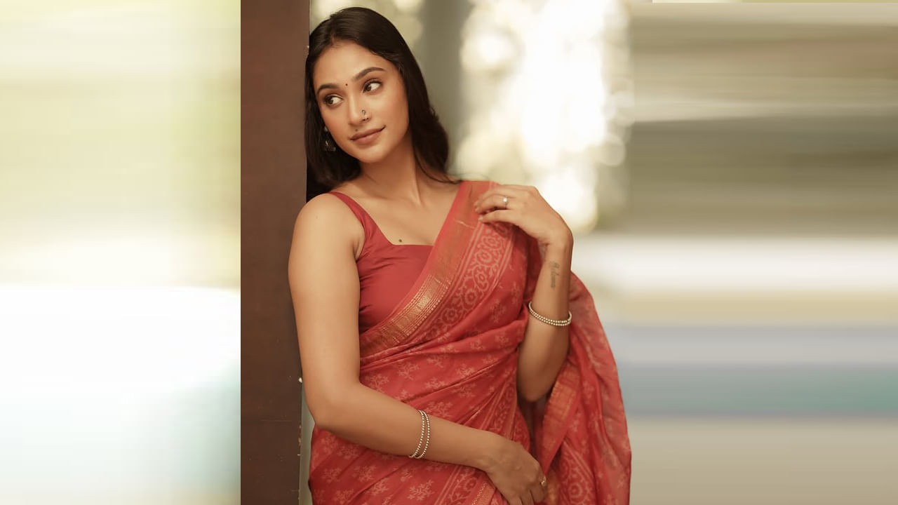 తాజాగా ఈ కోమలి సోషల్ మీడియా వేదికగా కొన్ని పిక్స్ షేర్ చేసింది. ఈ ఫోటోలను చుసిన కుర్రకారు క్రేజీ కామెంట్స్ పెడుతూ షేర్ చేస్తున్నారు. ఇక మీరు కూడా ఈ ట్రెండీ ఫోటోలపై ఓ లుక్కెయ్యండి. 