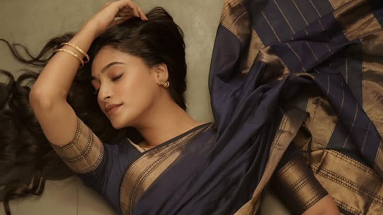 తాజాగా ఈ కోమలి సోషల్ మీడియా వేదికగా కొన్ని పిక్స్ షేర్ చేసింది. ఈ ఫోటోలను చుసిన కుర్రకారు క్రేజీ కామెంట్స్ పెడుతూ షేర్ చేస్తున్నారు. ఇక మీరు కూడా ఈ ట్రెండీ ఫోటోలపై ఓ లుక్కెయ్యండి. 