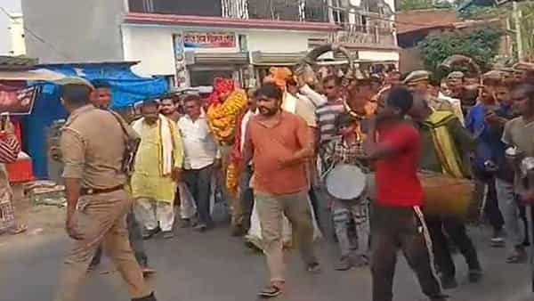 Viral Video: ఇదేందయ్యా ఇది.. ఎక్కడా చూడలే.. బదిలీపై వెళ్తున్న పోలీసు ఆఫీసర్కు ఊరి జనం వీడ్కోలు..