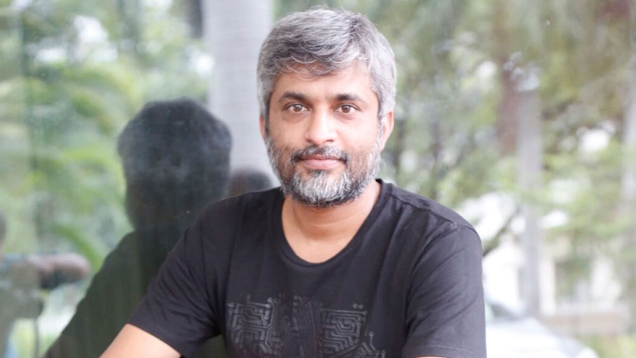 క్లాస్ లవ్ స్టోరీలు తెరకెక్కించటంలో స్పెషలిస్ట్గా పేరున్న దర్శకుడు హను రాఘవపూడి. ఏదో నెంబర్ కోసం అన్నట్టుగా కాకుండా చాలా సెలక్టివ్గా సినిమాలు చేయటం హను స్టైల్. కానీ అప్కమింగ్ సినిమాల విషయంలో తన స్టైల్ మారుస్తున్నారు ఈ డైరెక్టర్.