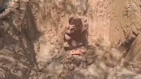 Viral: బాత్రూం నిర్మాణం కోసం తవ్వకాలు.. బయటపడింది చూసి ఆశ్చర్యపోయిన గ్రామస్థులు