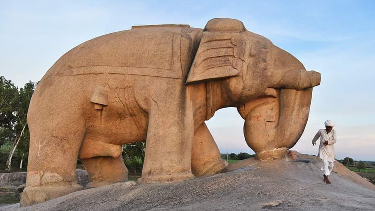 హాతీ భాటా: టోంక్-సవాయి మాధోపూర్ హైవే నుండి 20-30 కిలోమీటర్ల దూరంలో హాథీ భాటా ఉంది. ఇది ఒకే రాయి నుండి చెక్కబడిన ఒక అద్భుతమైన ఏనుగు శిల్పం. ఇది చాలా ప్రసిద్ధ పర్యాటక ఆకర్షణ. సవాయి రామ్ సింగ్ పాలనలో రామ్ నాథ్ స్లాట్ దిన్ని నిర్మించారు. ఈ స్మారక చిహ్నం నల, దమయంతి కథను వివరించే శాసనాన్ని కలిగి ఉంది.