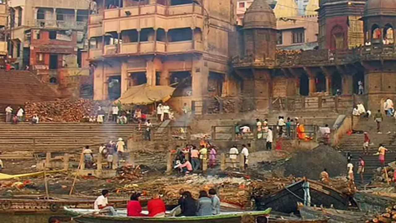 హరిశ్చంద్ర ఘాట్ - Harishchandra Ghat
హరిశ్చంద్ర ఘాట్ అనేది రాజా హరిశ్చంద్ర రాజు విశ్వామిత్రుడి పరీక్ష సత్యం, దాతృత్యం కోసం ఇక్కడ కాటికాపరిగా పనిచేసిన చోటు. హిందువులు అత్యంత పవిత్రంగా భావించే ఘాట్‌లలో ఇది ఒకటి.