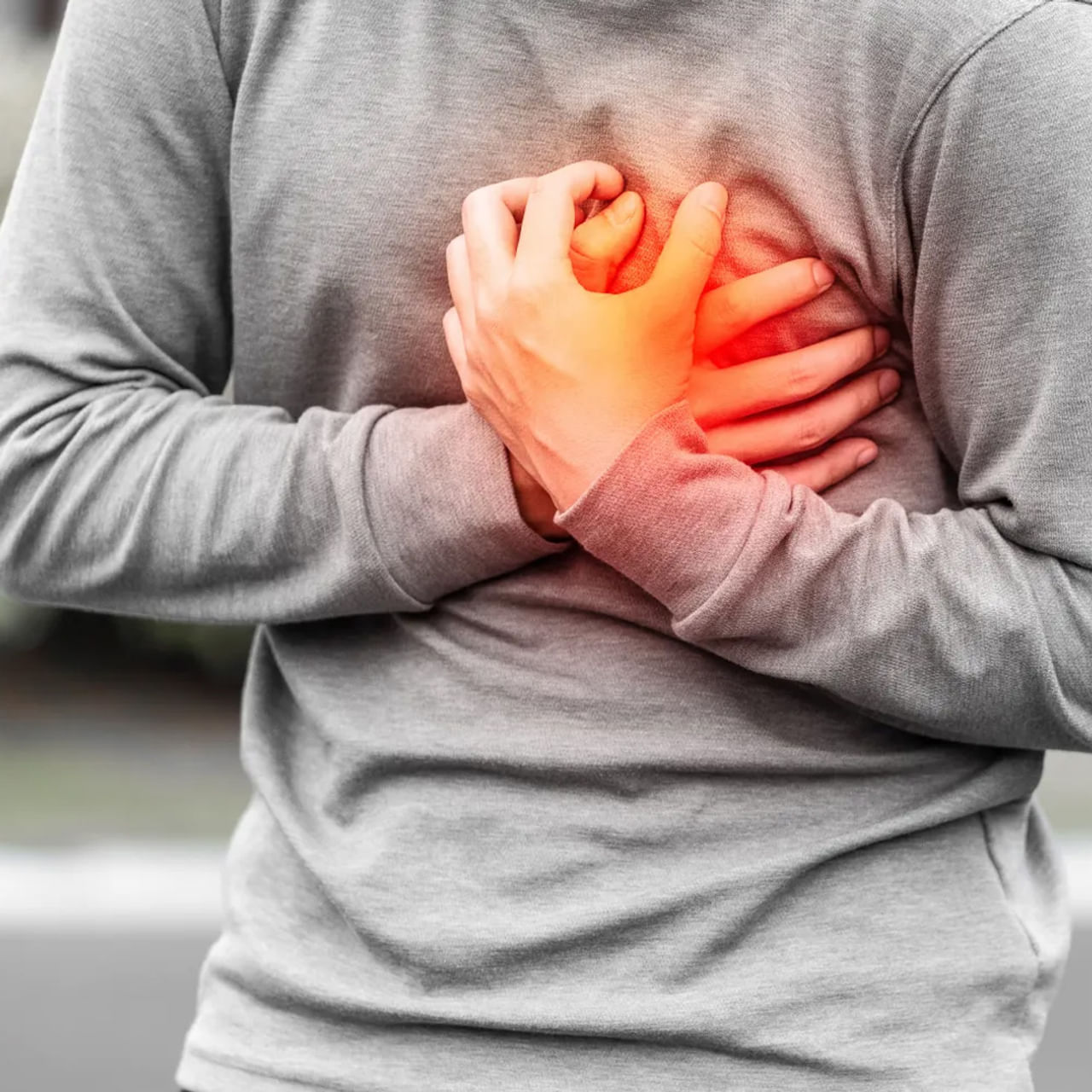 ఛాతీలో అసౌకర్యం లేదా నొప్పి: ఛాతీ మధ్యలో ఒత్తిడి, బిగుతు లేదా నొప్పి ఉండవచ్చు, ఇది కొన్ని నిమిషాలు లేదా ఎక్కువసేపు ఉండవచ్చు. సాధారణంగా ఎడమ చేతిలో నొప్పి మొదలై.. రెండు చేతులకూ పాకవచ్చు.