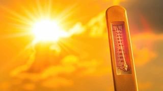 Andhra: మహిళ స్నానం చేస్తుండగా పై నుంచి ఏదో లైట్.. ఏంటా అని పరిశీలించగా..
