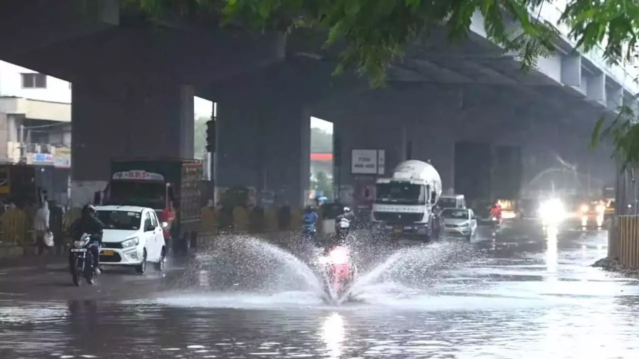 HYD Rains: హైదరాబాద్లో ఒక్కసారిగా మారిన వాతావరణం..పలు ప్రాంతాల్లో ఈదురుగాలులతో కూడిన భారీ వర్షం!