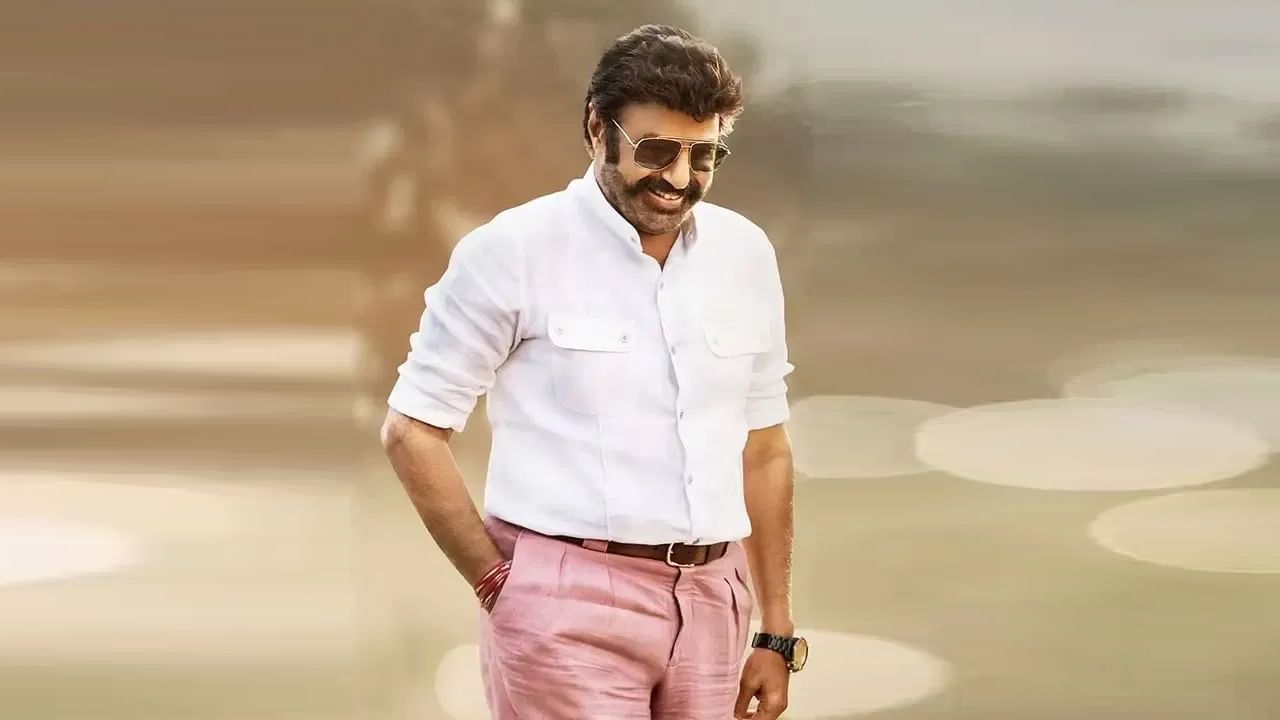 అట్లుంటది మా బాలయ్యతో అంటున్నారు నందమూరి అభిమానులు. హీరో కేరక్టర్‌ చాలా బావుంది.. యాక్షన్‌ సీక్వెన్స్ అదుర్స్ అంటూ అరబిక్‌ న్యూస్‌ పేపర్లో వచ్చిన ఆర్టికల్‌ని ఇష్టంగా షేర్‌ చేస్తున్నారు. దీంతో పాటు, నెక్స్ట్ బాలయ్య లైనప్‌ గురించి కూడా డిస్కషన్‌ షురూ అయింది.