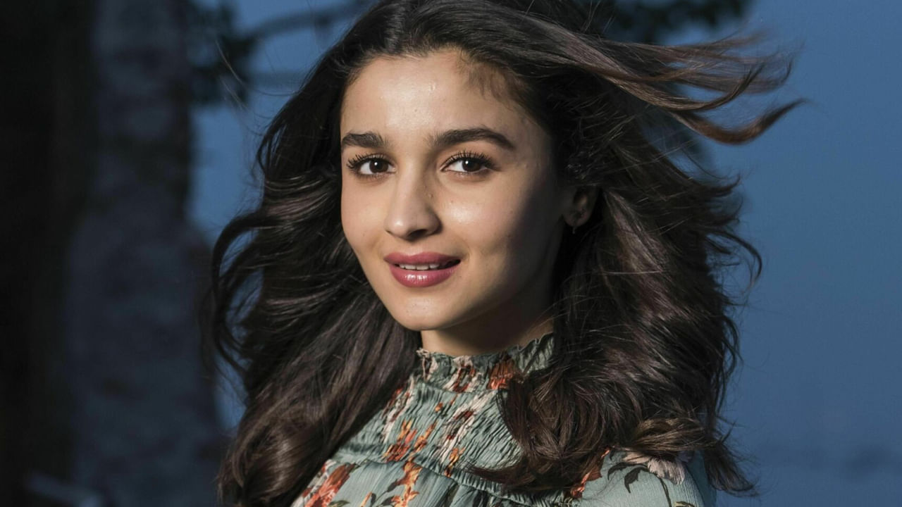 బాలీవుడ్ క్రేజీ హీరోయిన్ అలియా భట్  గురించి ఎంత చెప్పినా తక్కువే. అందం, అభినయం ఈ ముద్దుగుమ్మ సొంతం. అయితే ఈ నటిని తన తల్లిదండ్రులు  పొటాటో అని ప్రేమగా పిలిచేవారంట. చిన్నప్పటి నుంచి ఈ బ్యూటీని అదే పేరుతో పిలుస్తున్నారంట.